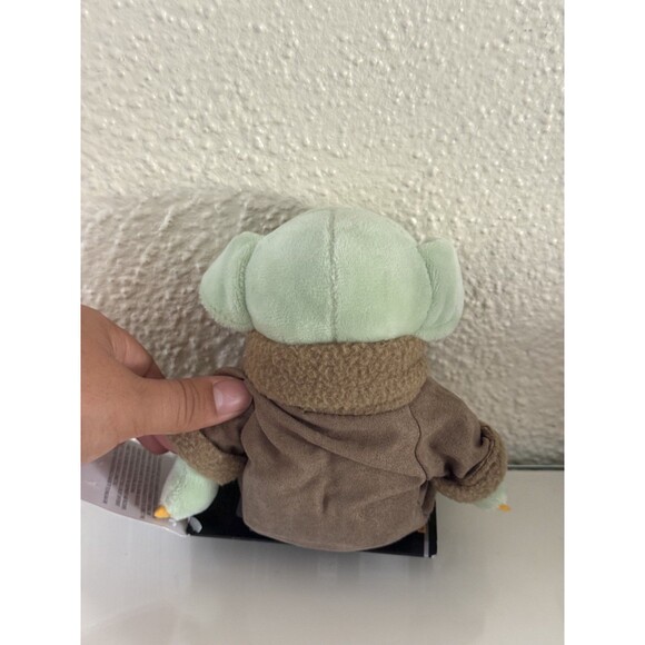 DISNEY PARKS "STAR WARS" GROGU MANDALORIAN BABY YODA MAGNETIC SHOULDER PLUSH NEW - Picture 2 of 5